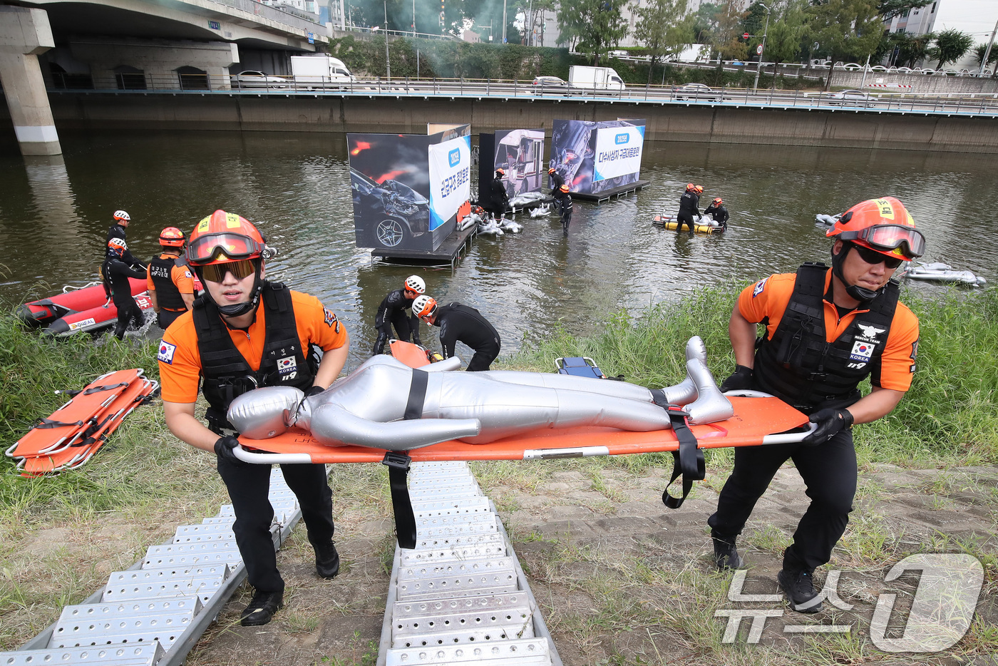 (대구=뉴스1) 공정식 기자 = 29일 오후 대구 남구 대봉교 인근 신처둔치에서 지진, 도시철도 붕괴, 교통사고, 차량 추락 등 복합재난 상황을 가정해 열린 '대구소방안전본부 긴급 …