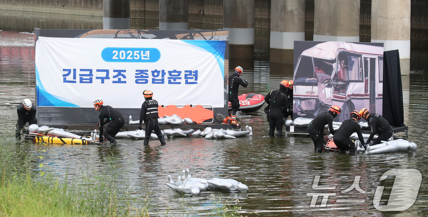 (대구=뉴스1) 공정식 기자 = 29일 오후 대구 남구 대봉교 인근 신처둔치에서 지진, 도시철도 붕괴, 교통사고, 차량 추락 등 복합재난 상황을 가정해 열린 '대구소방안전본부 긴급 …
