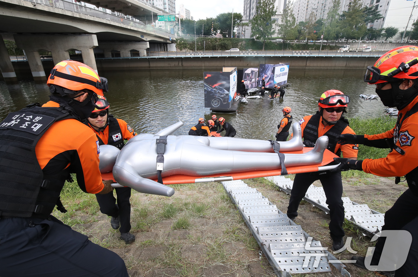 (대구=뉴스1) 공정식 기자 = 29일 오후 대구 남구 대봉교 인근 신처둔치에서 지진, 도시철도 붕괴, 교통사고, 차량 추락 등 복합재난 상황을 가정해 열린 '대구소방안전본부 긴급 …