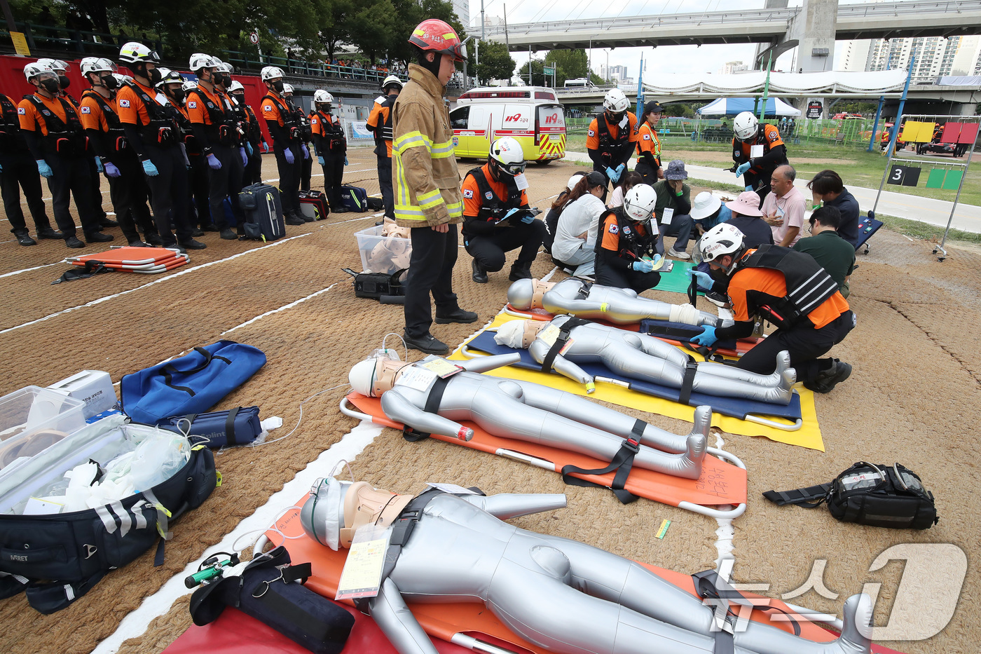 (대구=뉴스1) 공정식 기자 = 29일 오후 대구 남구 대봉교 인근 신처둔치에서 지진, 도시철도 붕괴, 교통사고, 차량 추락 등 복합재난 상황을 가정해 열린 '대구소방안전본부 긴급 …