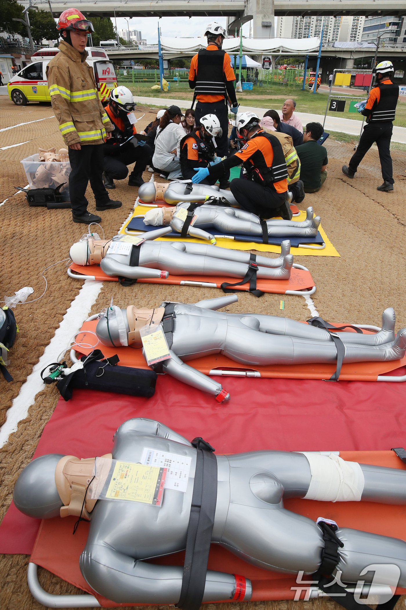 (대구=뉴스1) 공정식 기자 = 29일 오후 대구 남구 대봉교 인근 신처둔치에서 지진, 도시철도 붕괴, 교통사고, 차량 추락 등 복합재난 상황을 가정해 열린 '대구소방안전본부 긴급 …