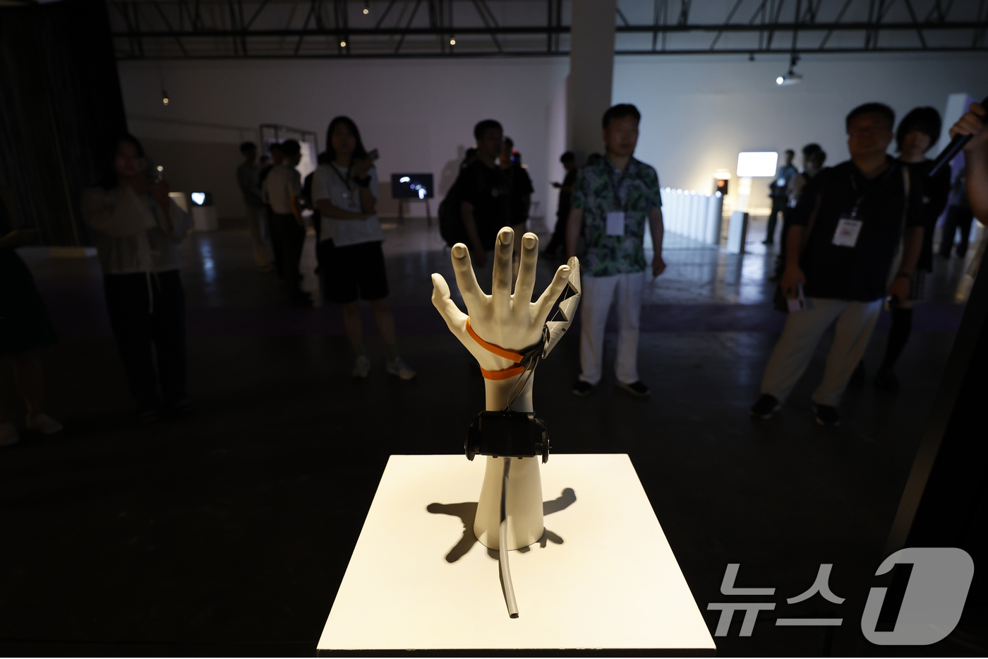 (광주=뉴스1) 김태성 기자 = 29일 광주비엔날레 전시관에서 열린 2025 광주디자인비엔날레 프레스 투어에서 영국 다니클로드 교수의 '세번째  엄지손가락' 작품을 선보이고 있다. …