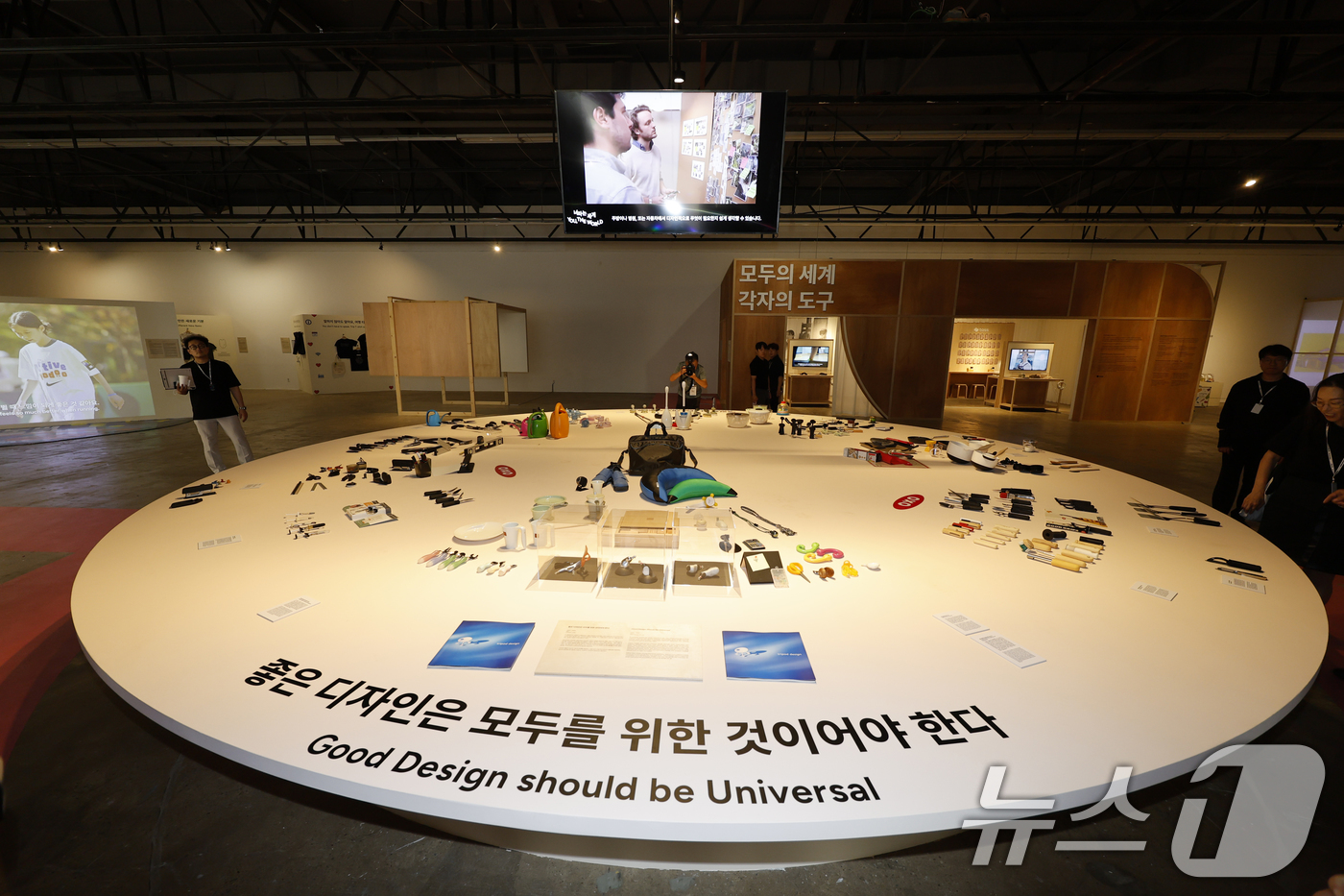 (광주=뉴스1) 김태성 기자 = 29일 광주시 광주비엔날레 전시관에서 열린 2025 광주디자인비엔날레 프레스 투어에서 참여 작품을 선보이고 있다.2025 광주디자인비엔날레는 ‘포용 …