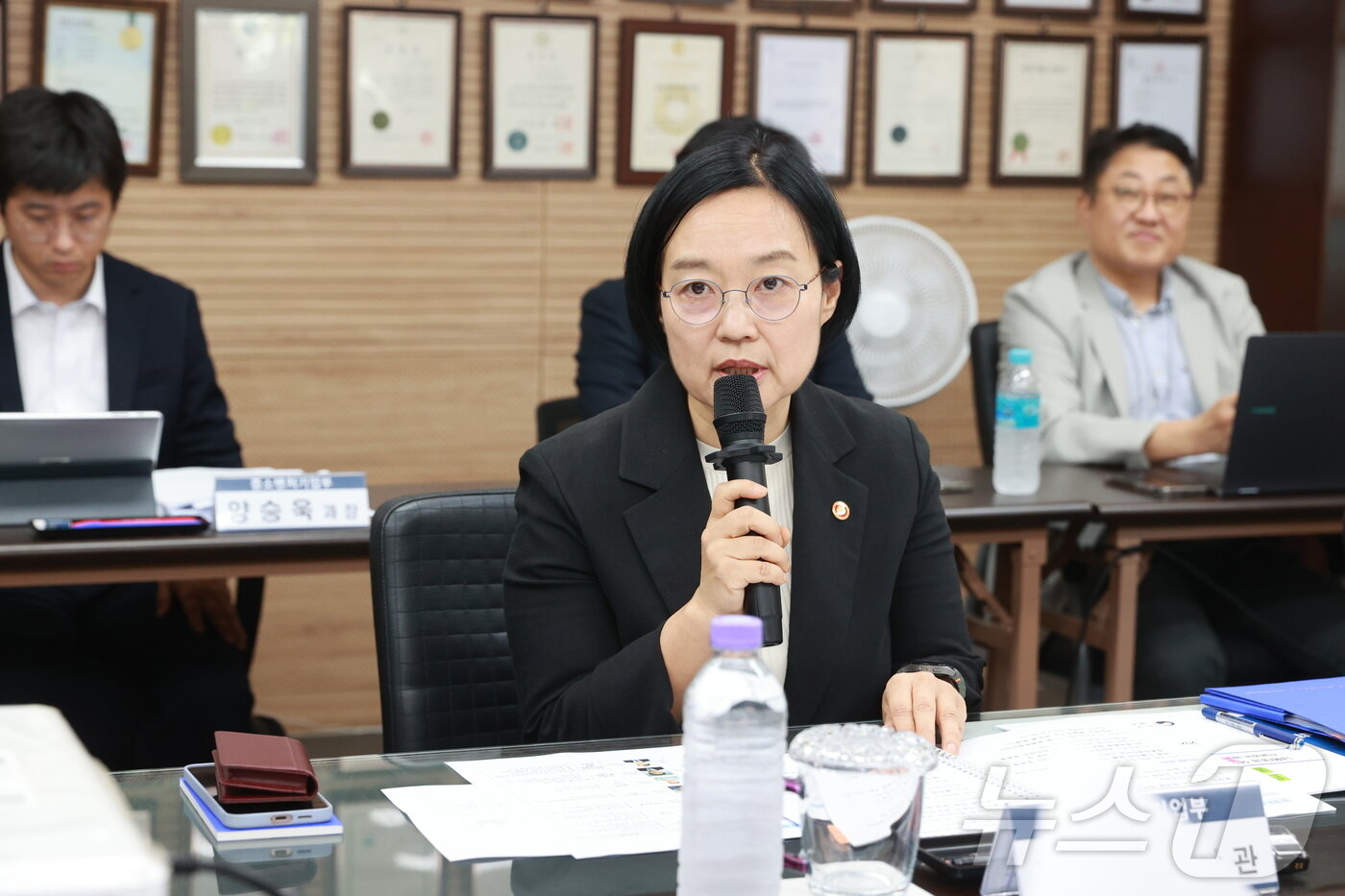 본문 이미지 - 한성숙 중소벤처기업부 장관이 29일 인천 하나금속에서 열린 &#39;납품대금 연동제 확산을 위한 뿌리기업 현장 간담회&#39;에서 발언을 하고 있다.  &#40;중기부 제공&#41;