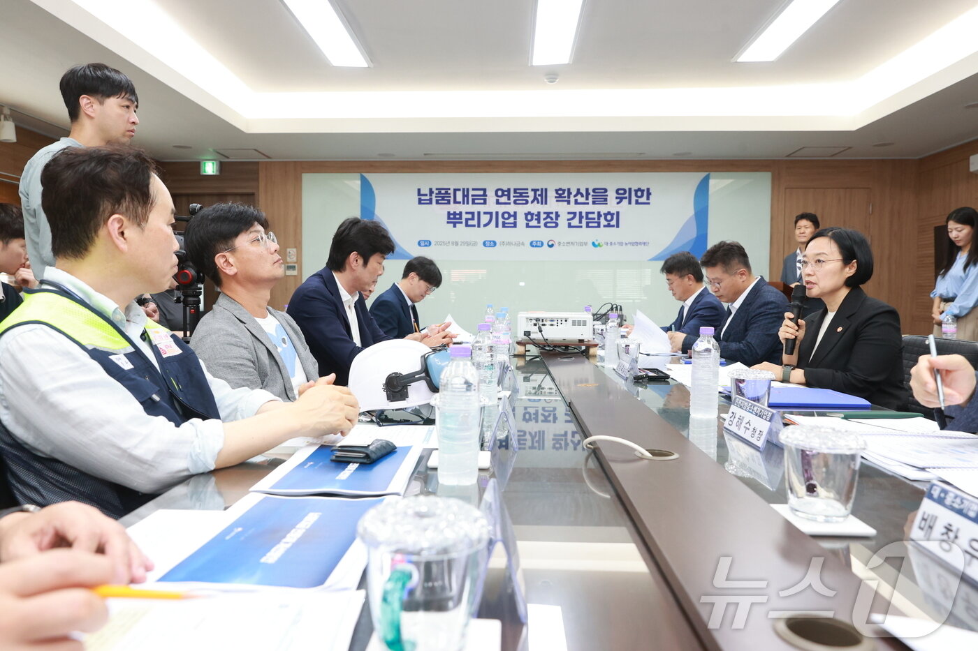 본문 이미지 - 한성숙 중소벤처기업부 장관이 29일 인천 하나금속에서 열린 &#39;납품대금 연동제 확산을 위한 뿌리기업 현장 간담회에서 발언을 하고 있다. &#40;중기부 제공&#41;