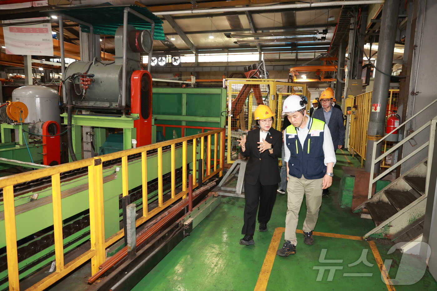 본문 이미지 - 한성숙 중소벤처기업부 장관이 29일 인천 하나금속을 방문해 생산 현장을 둘러보고 있다. &#40;중기부 제공&#41;