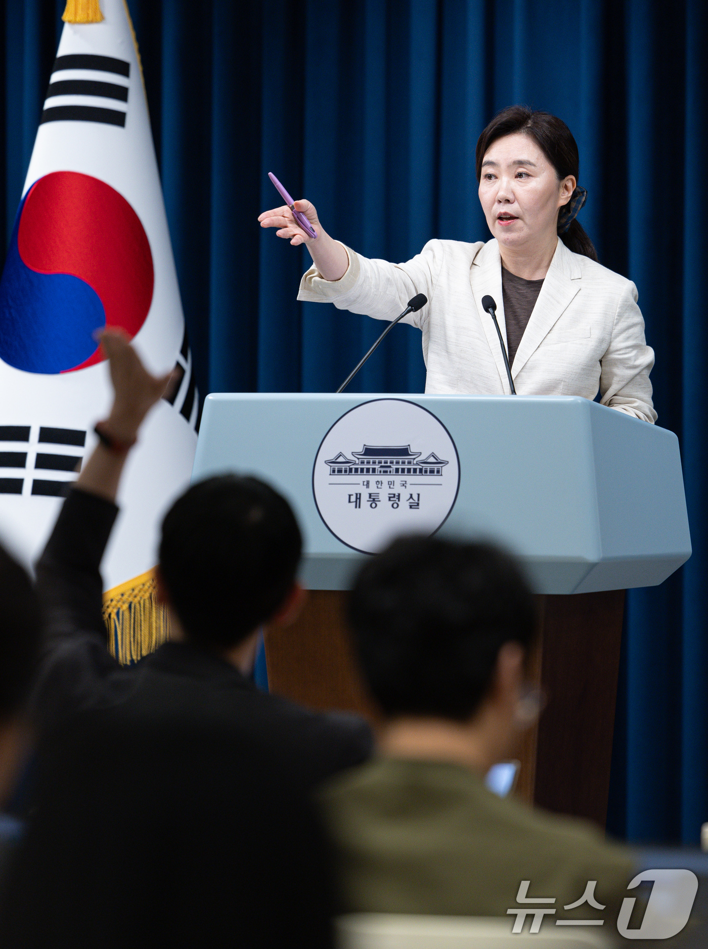 (서울=뉴스1) 이재명 기자 = 강유정 대통령실 대변인이 29일 서울 용산 대통령실 청사에서 국무회의 관련 브리핑을 마친 후 취재진 질문을 받고 있다. 2025.8.29/뉴스1