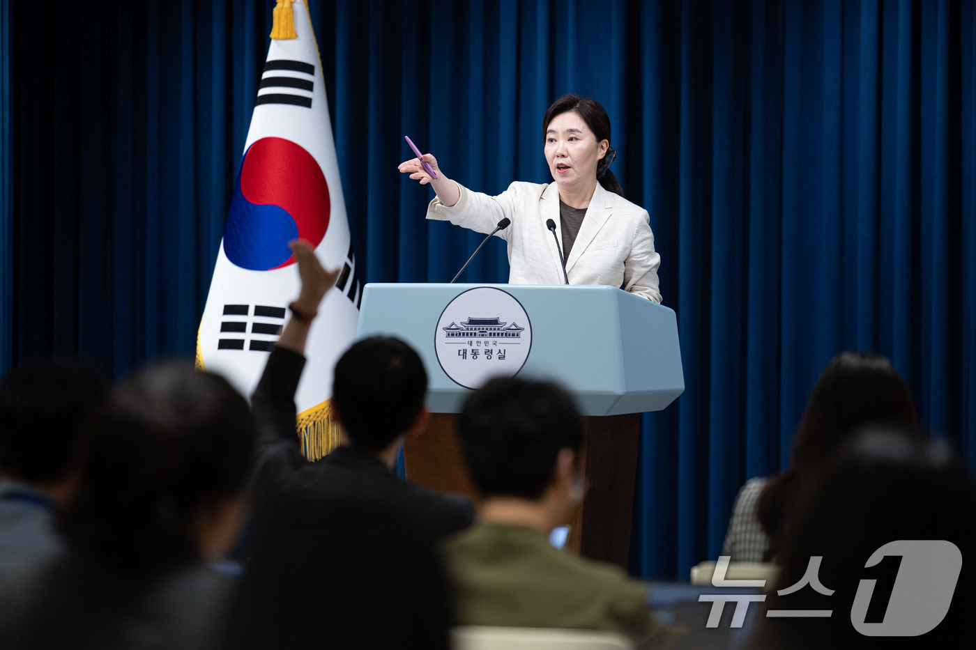 (서울=뉴스1) 이재명 기자 = 강유정 대통령실 대변인이 29일 서울 용산 대통령실 청사에서 국무회의 관련 브리핑을 마친 후 취재진 질문을 받고 있다. 2025.8.29/뉴스1