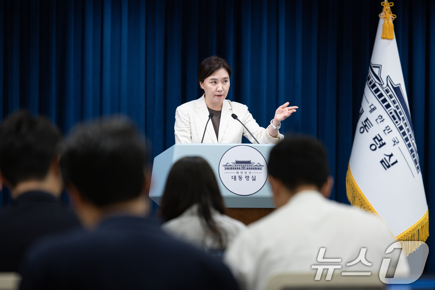 (서울=뉴스1) 이재명 기자 = 강유정 대통령실 대변인이 29일 서울 용산 대통령실 청사에서 국무회의 관련 브리핑을 마친 후 취재진 질문을 받고 있다. 2025.8.29/뉴스1