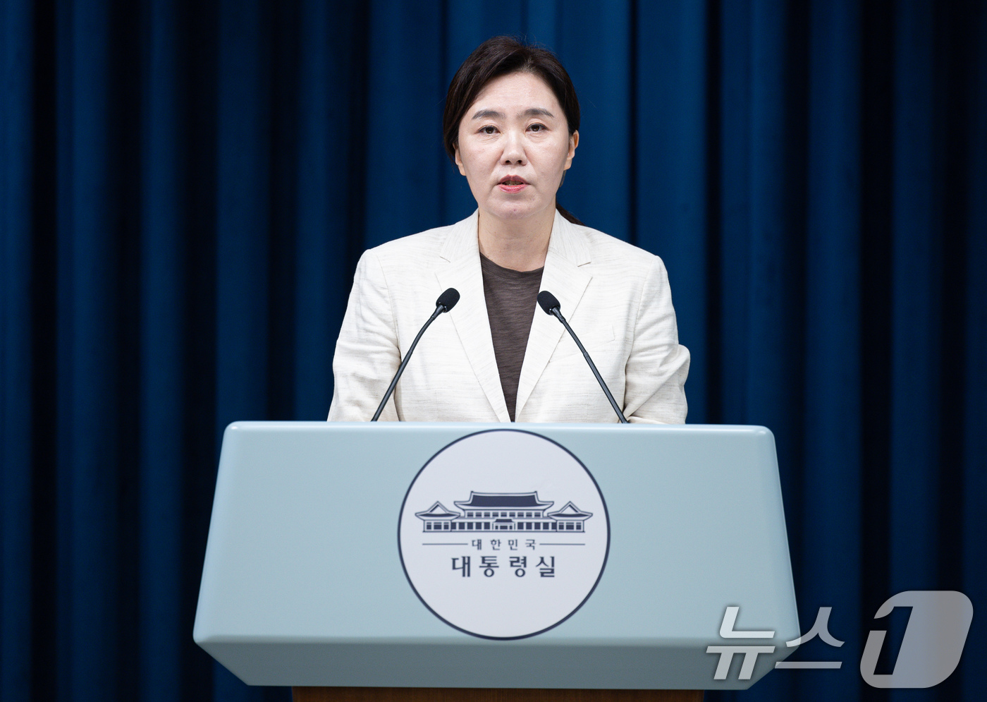 (서울=뉴스1) 이재명 기자 = 강유정 대통령실 대변인이 29일 서울 용산 대통령실 청사에서 국무회의 관련 브리핑을 하고 있다. 2025.8.29/뉴스1