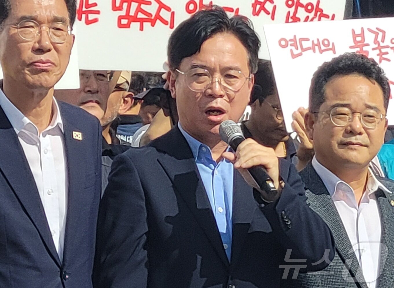 본문 이미지 - 김영훈 고용노동부장관이 29일 경북 구미 한국옵티칼하이테크 공장을 방문해 600일 고공농성을 끝낸 박정혜 금속노조 한국옵티칼하이테크지회 수석부지회장을 면담 후 발언하고 있다. 2025.8.29/뉴스1 ⓒ News1 정우용 기자