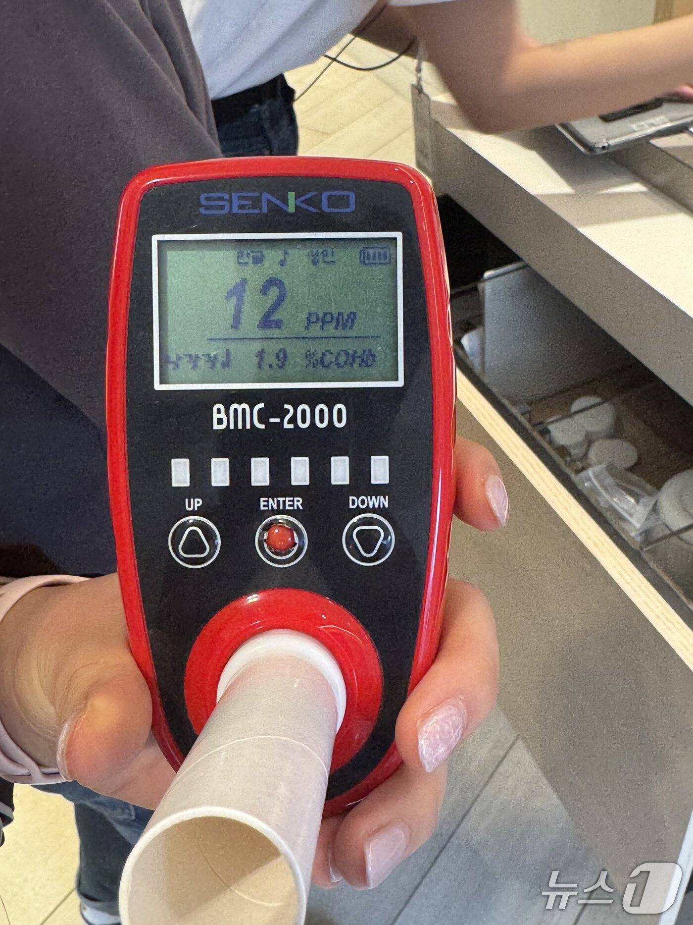 본문 이미지 - 아이코스 광화문점에서 일산화탄소 측정기로 측정한 기자의 호기 내 일산화탄소 농도. 2025.8.28/뉴스1 ⓒ News1 권준언 기자