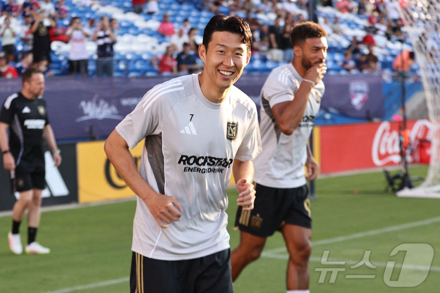 본문 이미지 - 환하게 웃는 손흥민 ⓒ AFP=뉴스1