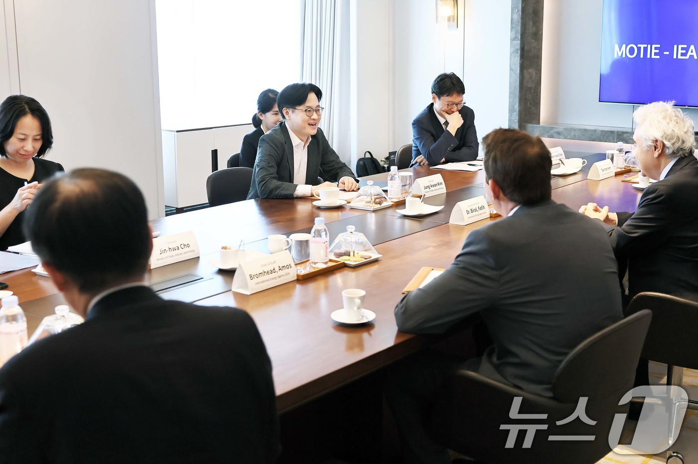 (서울=뉴스1) = 김정관 산업통상자원부 장관이 29일 서울 중구 롯데호텔에서 열린 '에너지슈퍼위크 및 기후산업국제박람회'에 참석해 파티 비롤 국제에너지기구(IEA) 사무총장과 면 …