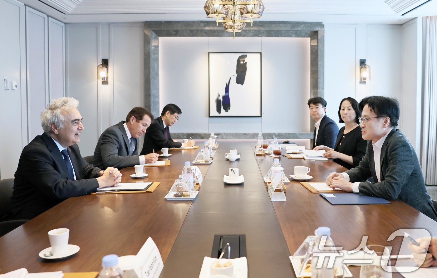 (서울=뉴스1) = 김정관 산업통상자원부 장관이 29일 서울 중구 롯데호텔에서 열린 '에너지슈퍼위크 및 기후산업국제박람회'에 참석해 파티 비롤 국제에너지기구(IEA) 사무총장과 면 …