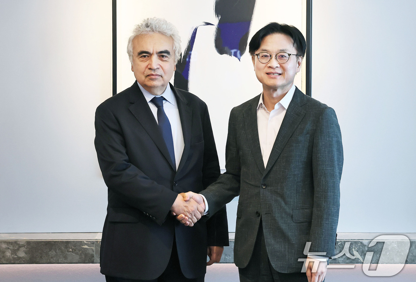 (서울=뉴스1) = 김정관 산업통상자원부 장관이 29일 서울 중구 롯데호텔에서 열린 '에너지슈퍼위크 및 기후산업국제박람회'에 참석해 파티 비롤 국제에너지기구(IEA) 사무총장과 악 …