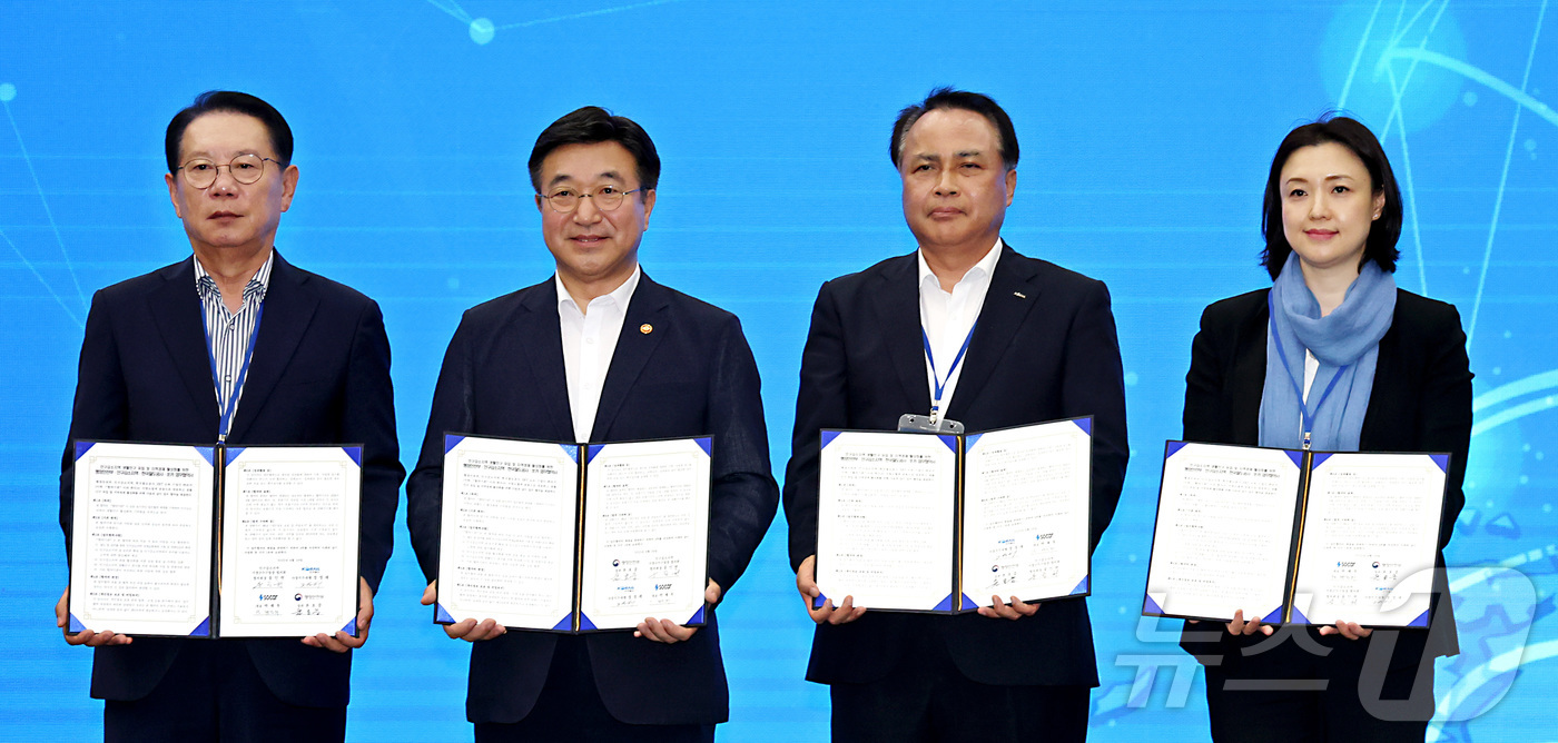 (세종=뉴스1) 김기남 기자 = 윤호중 행정안전부 장관(왼쪽 두번째)이 29일 세종시 어진동 정부세종컨벤션센터에서 열린 인구감소지역 시장·군수·구청장 정책 간담회에 참석하여 인구감 …