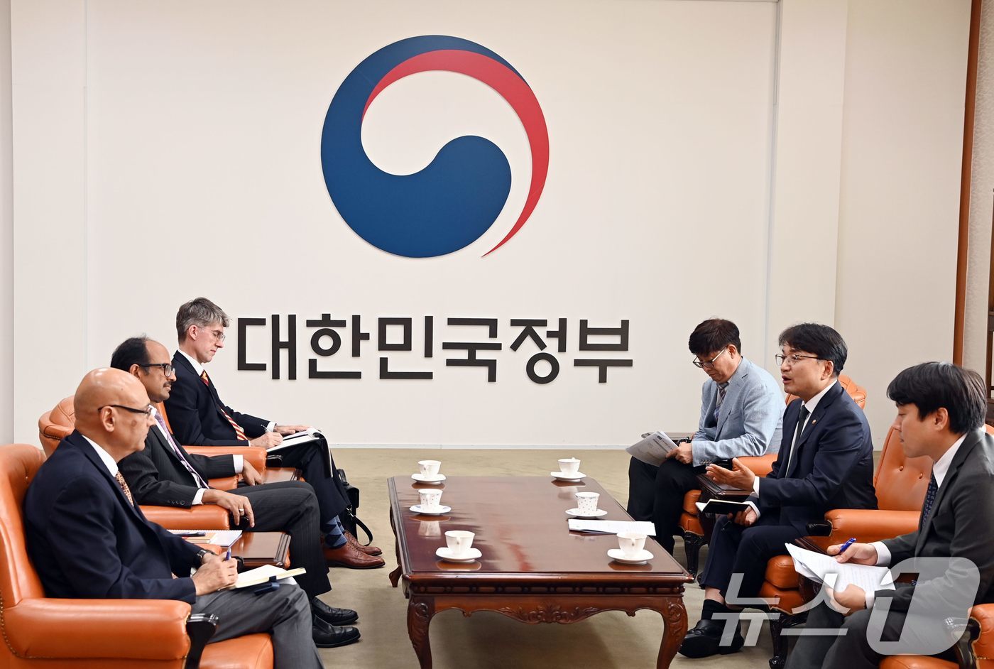 (서울=뉴스1) = 김광용 행정안전부 재난안전관리본부장이 29일 서울 종로구 정부서울청사에서 카말 키쇼어 유엔재난위험경감사무국(UNDRR) 특별대표를 접견하고, 조기경보 및 홍수 …