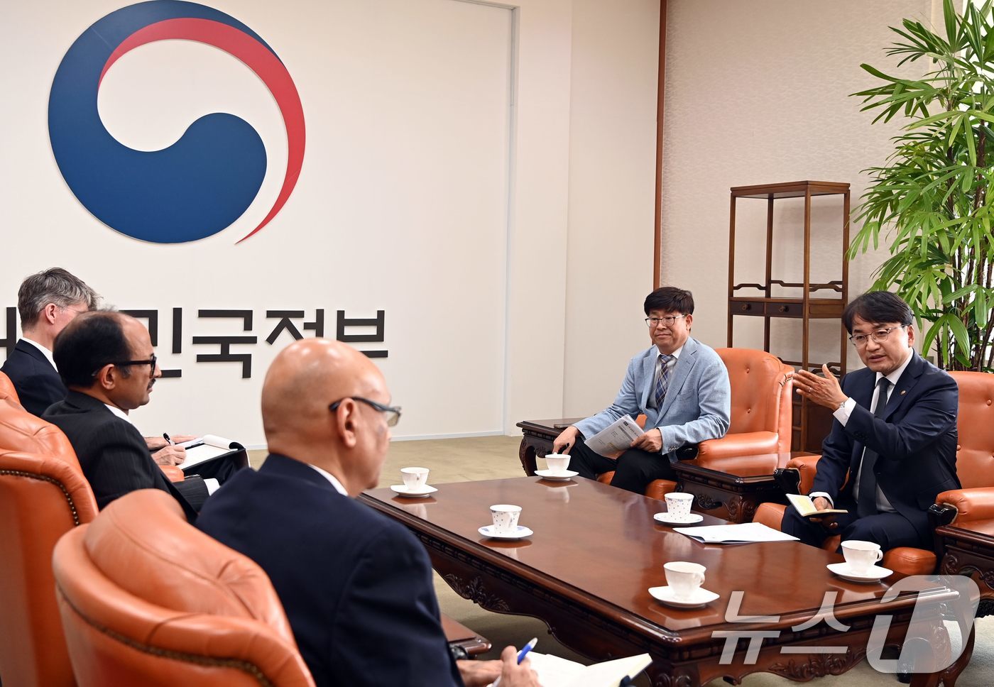 (서울=뉴스1) = 김광용 행정안전부 재난안전관리본부장이 29일 서울 종로구 정부서울청사에서 카말 키쇼어 유엔재난위험경감사무국(UNDRR) 특별대표를 접견하고, 조기경보 및 홍수 …