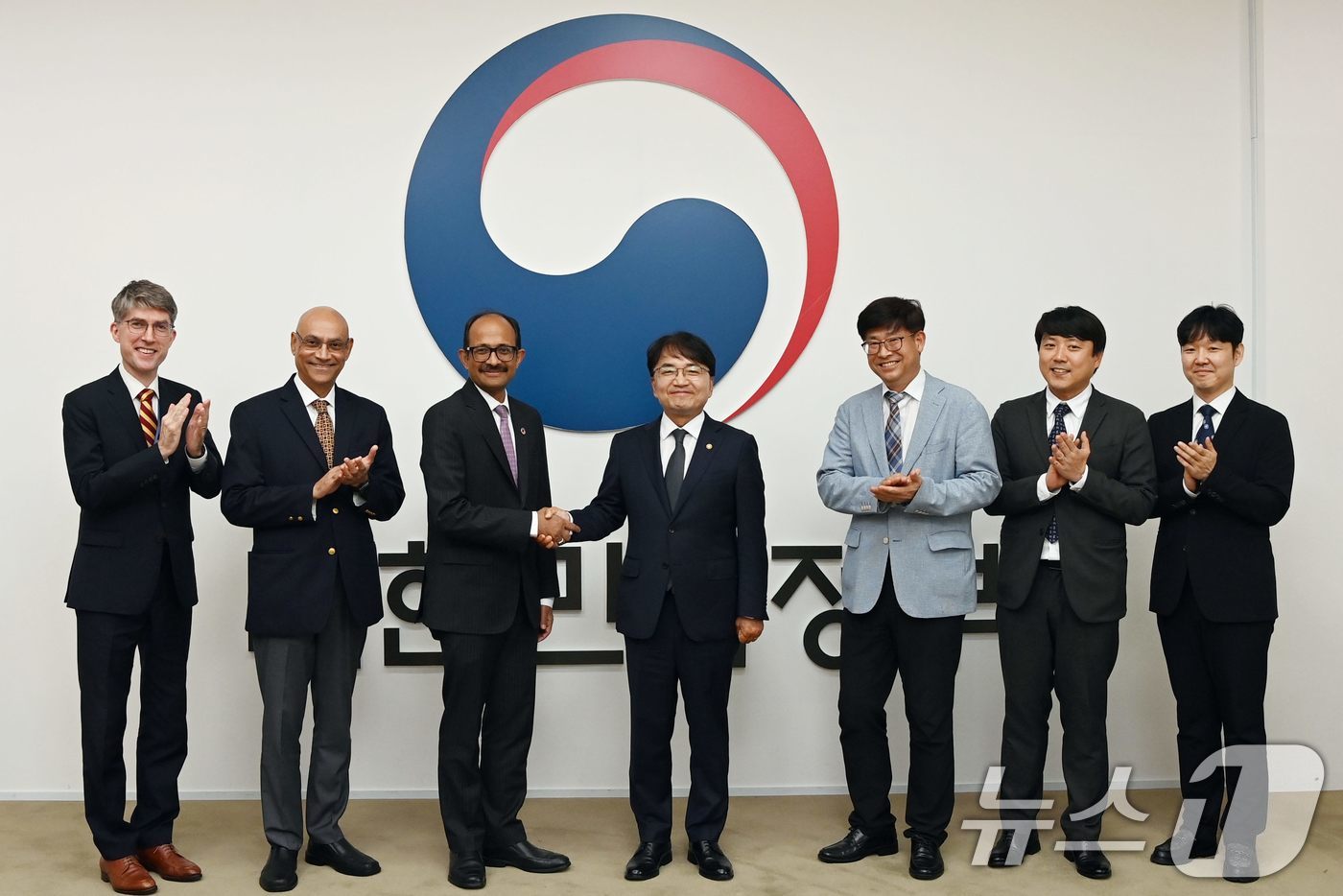 (서울=뉴스1) = 김광용 행정안전부 재난안전관리본부장이 29일 서울 종로구 정부서울청사에서 카말 키쇼어 유엔재난위험경감사무국(UNDRR) 특별대표 관계자들과 기념 촬영을 하고 있 …