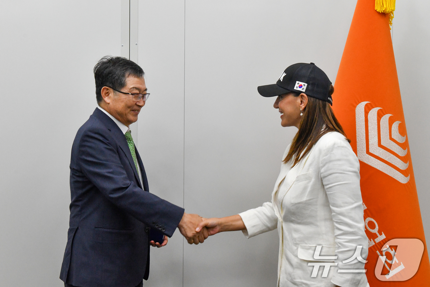 (서울=뉴스1) = 올가 케팔로얀니 그리스 관광부 장관이 29일 서울 용산구 전쟁기념관을 방문해 백승주 전쟁기념사업회장과 악수를 나누고 있다. (전쟁기념사업회 제공. 재판매 및 D …