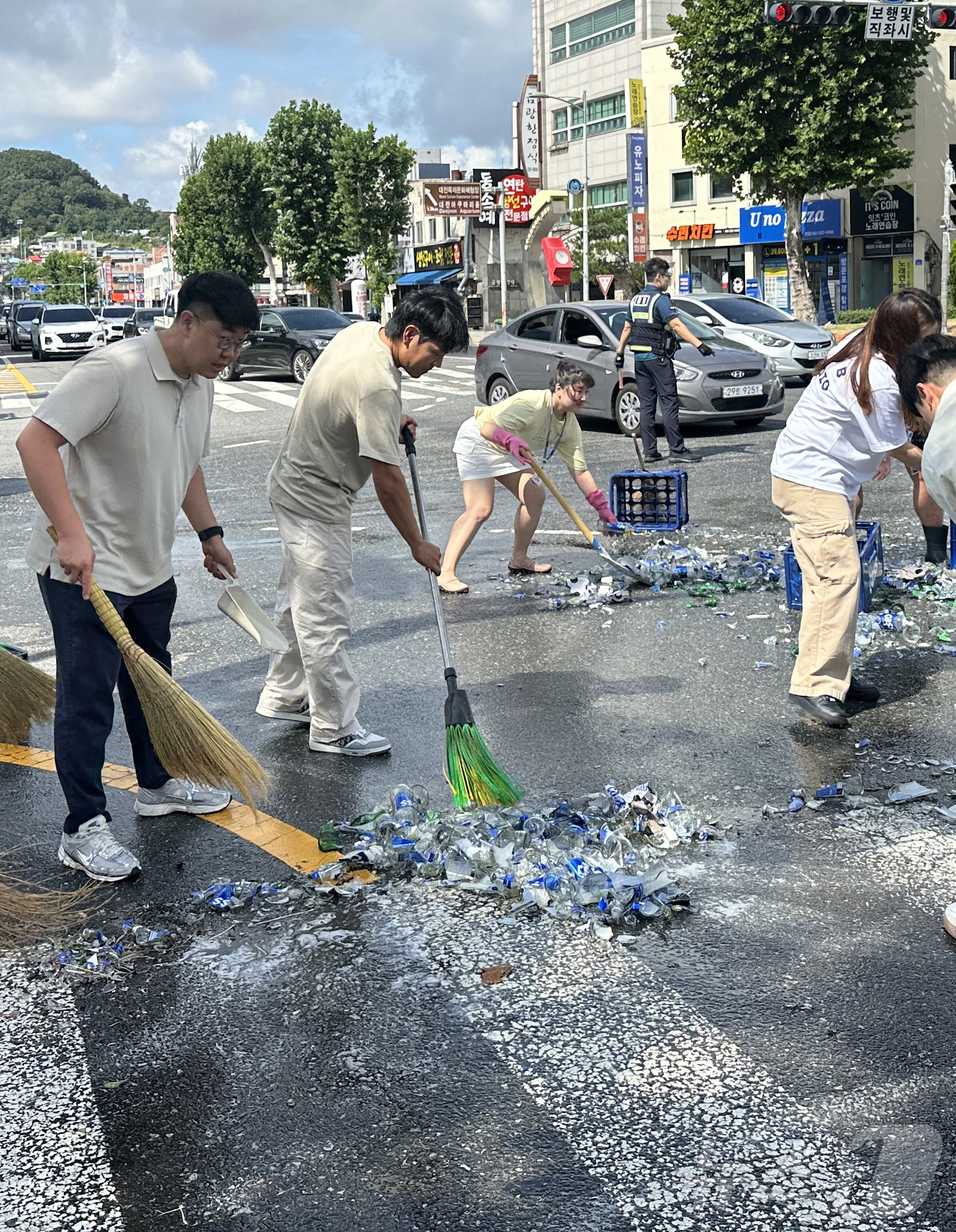 (대전=뉴스1) 김기태 기자 = 29일 오전 10시 20분께 중구 대사동 충무로 네거리에서 주류 박스를 싣고 달리던 주류 운반 차량에서 맥주병 20상자가 도로위로 쏟아졌다. 대전시 …