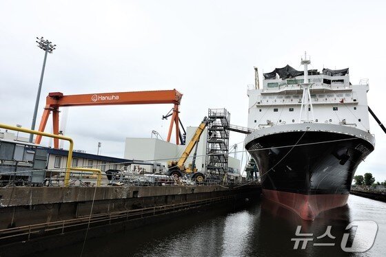 본문 이미지 - 7월 16일&#40;현지시간&#41; 한화필리십야드 5도크에서 국가안보다목적선박&#40;NSMV&#41;이 마무리 공정을 진행하고 있다. ⓒ News1 류정민 특파원