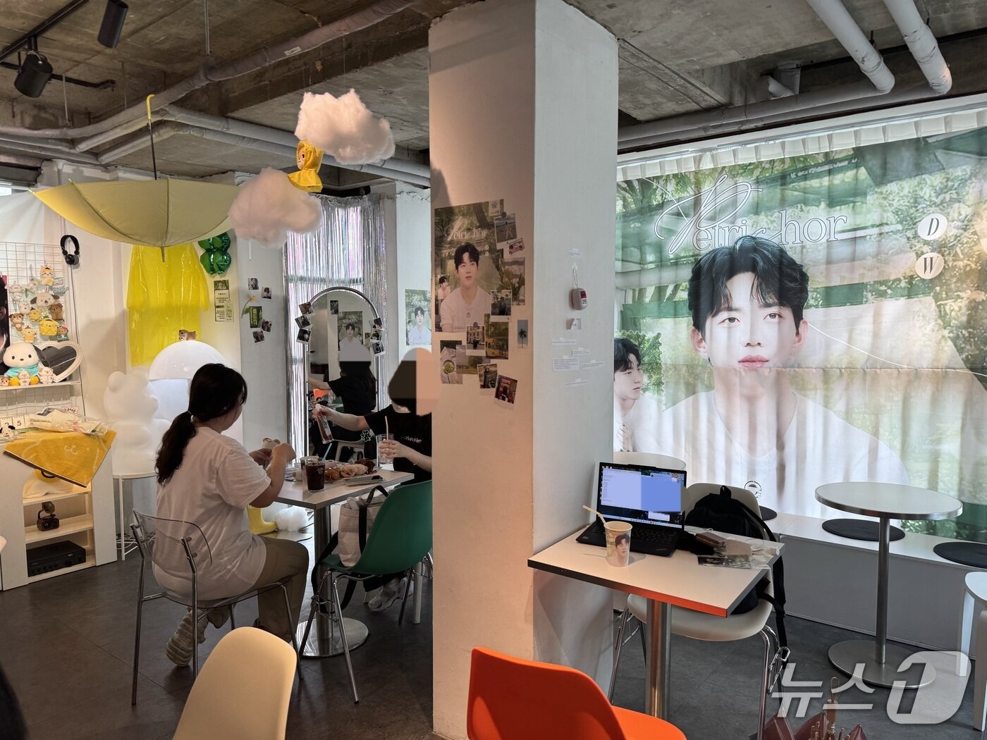 본문 이미지 - 25일 서울 서교동의 한 카페에 보이 밴드 데이식스 멤버 도운의 사진이 붙어 있다. 2025.8.25/뉴스1 ⓒ News1 송송이 기자