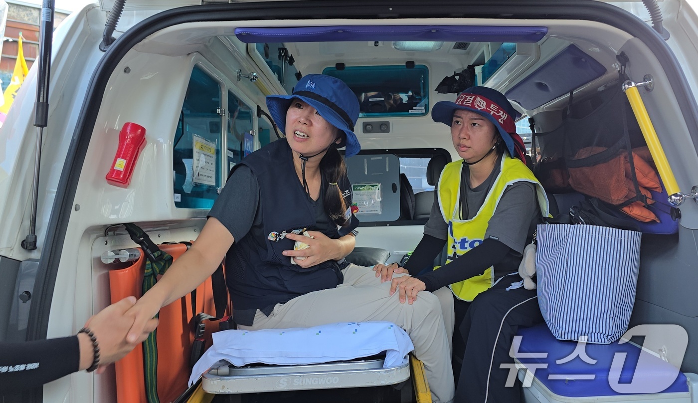 (구미=뉴스1) 정우용 기자 = 구미 한국옵티칼하이테크 공장 옥상에서 '고용 승계'를 요구하며 농성을 벌이던 박정혜 금속노조 한국옵티칼하이테크지회 수석부지회장이 29일 600일 만 …