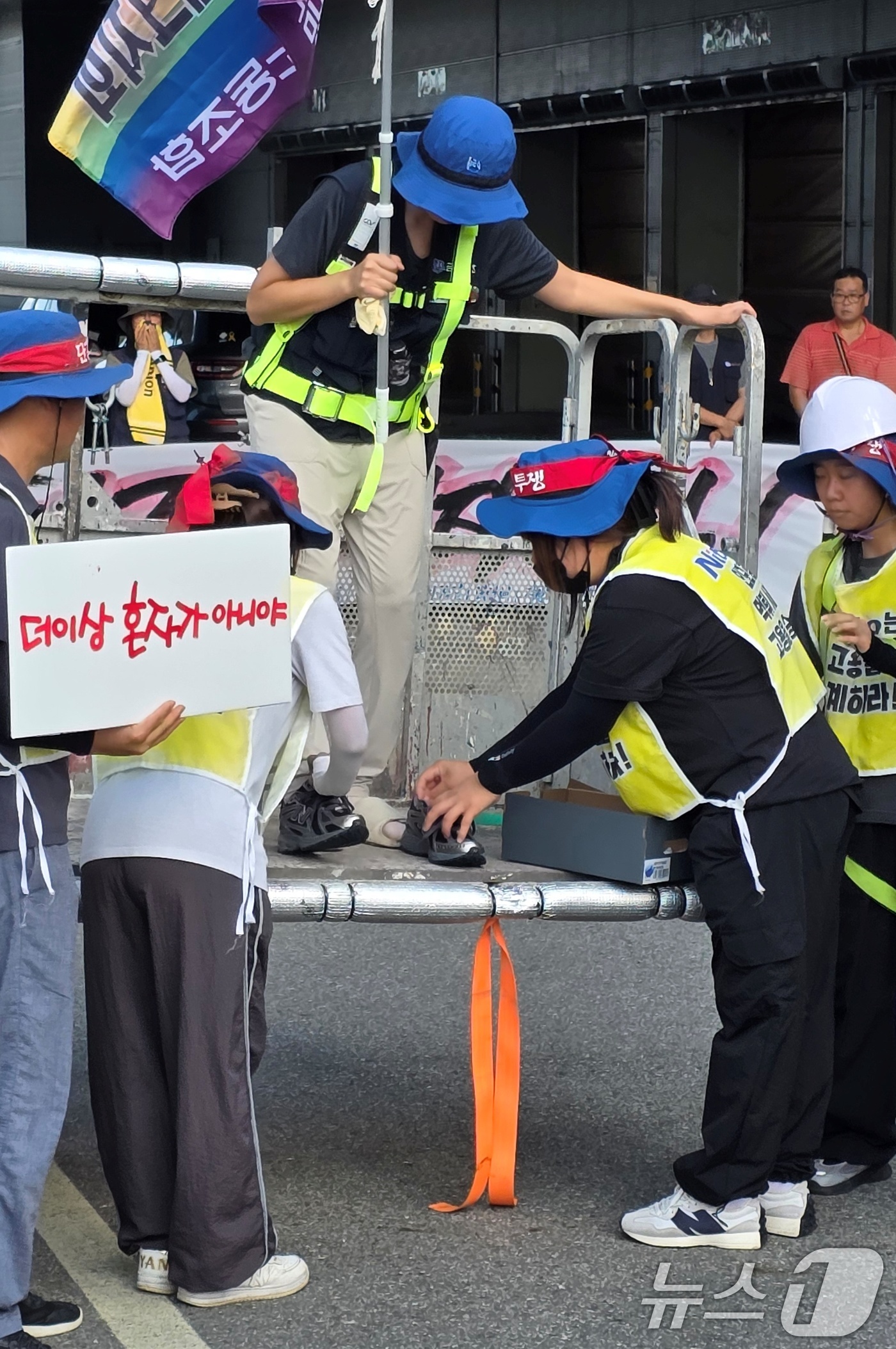 (구미=뉴스1) 정우용 기자 = 구미 한국옵티칼하이테크 공장 옥상에서 '고용 승계'를 요구하며 농성을 벌이던 박정혜 금속노조 한국옵티칼하이테크지회 수석부지회장이 29일 600일 만 …