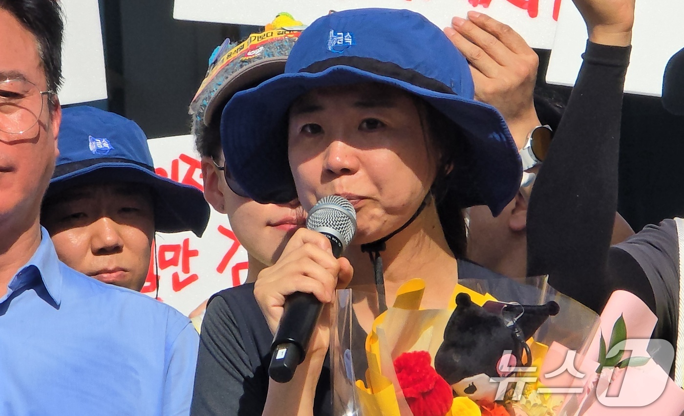 (구미=뉴스1) 정우용 기자 = 구미 한국옵티칼하이테크 공장 옥상에서'고용 승계'를 요구하며 농성을 벌이던 박정혜 금속노조 한국옵티칼하이테크지회 수석부지회장이 29일 600일 만에 …