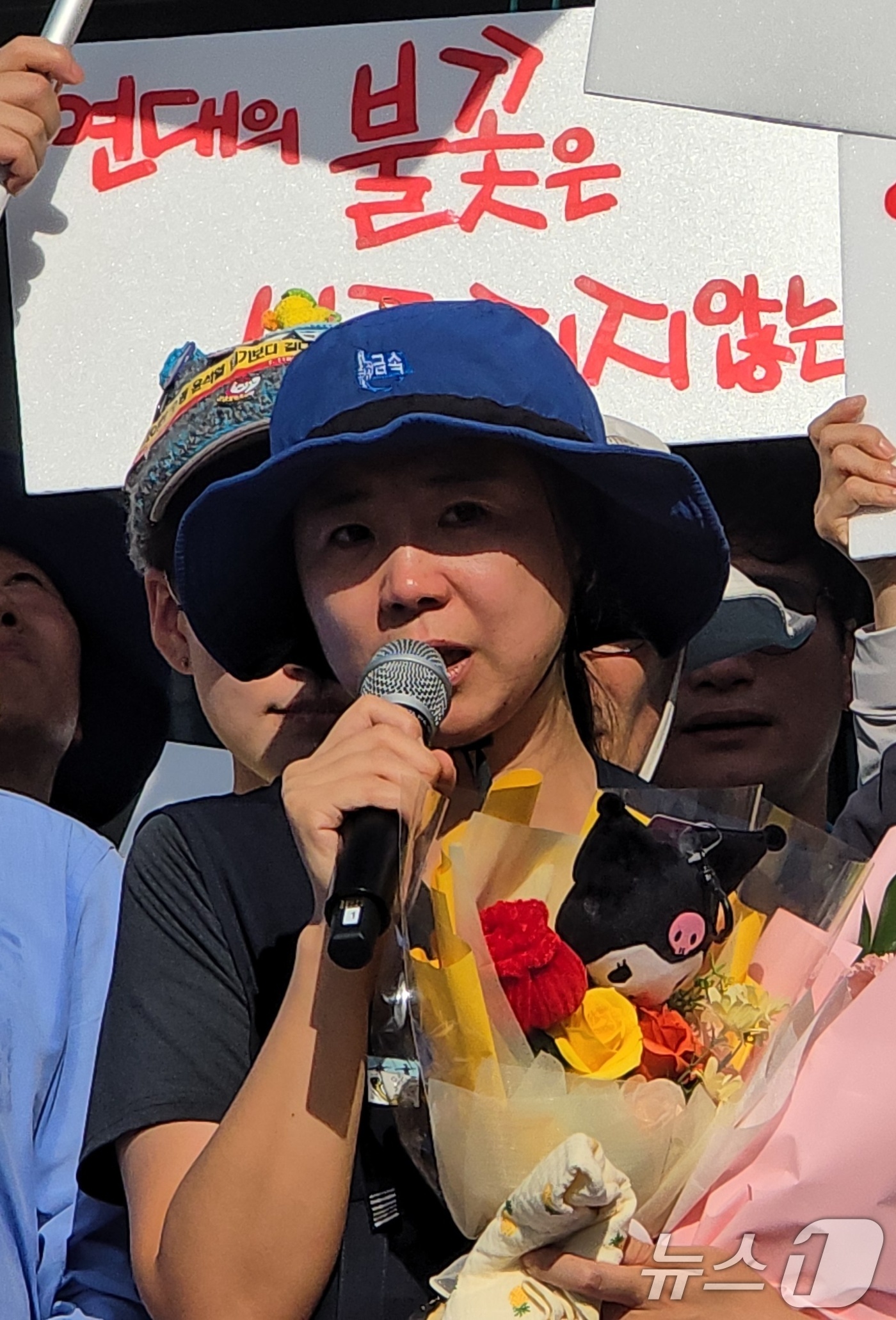 (구미=뉴스1) 정우용 기자 = 구미 한국옵티칼하이테크 공장 옥상에서'고용 승계'를 요구하며 농성을 벌이던 박정혜 금속노조 한국옵티칼하이테크지회 수석부지회장이 29일 600일 만에 …