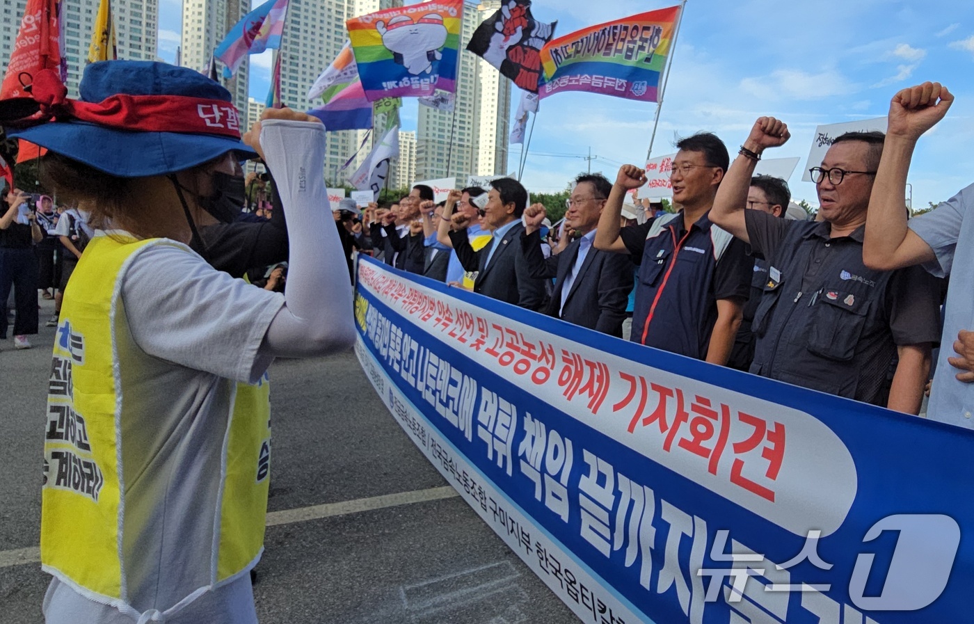 (구미=뉴스1) 정우용 기자 = 구미 한국옵티칼하이테크 공장 옥상에서'고용 승계'를 요구하며 농성을 벌이던 박정혜 금속노조 한국옵티칼하이테크지회 수석부지회장이 29일 600일 만에 …
