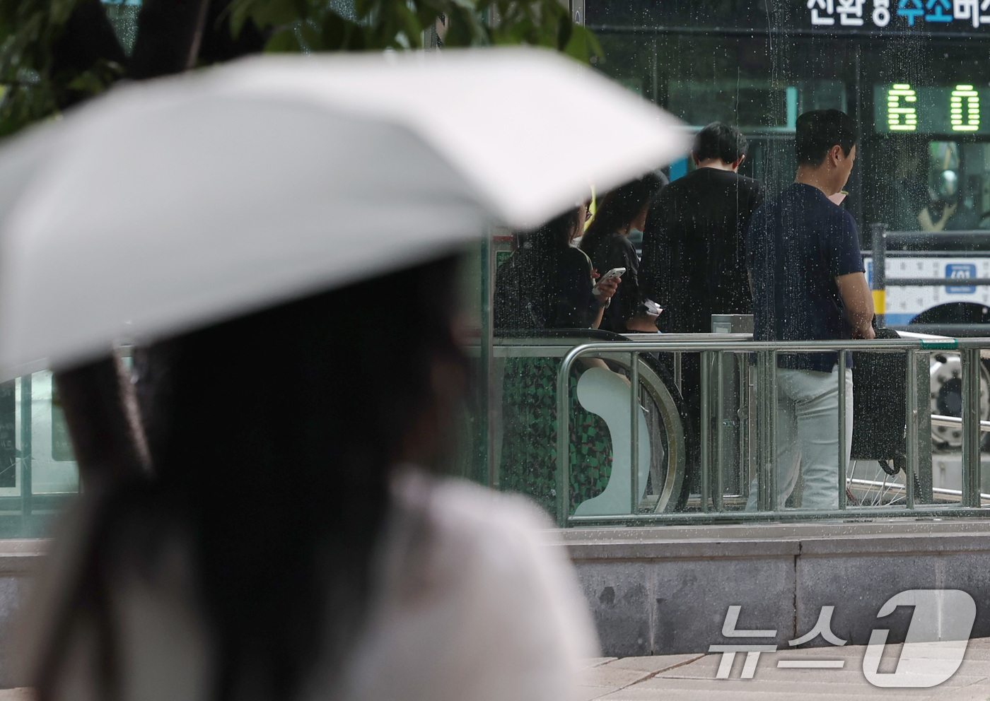 (서울=뉴스1) 구윤성 기자 = 29일 오후 서울 종로 일대 지하철역 출구에서 우산을 챙기지 못한 시민들이 소나기가 그치기를 기다리고 있다. 2025.8.29/뉴스1