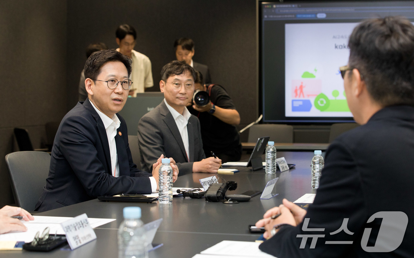 (서울=뉴스1) = 배경훈 과학기술정보통신부 장관이 29일 경기 안산시 상록구 카카오데이터센터 안산에서 열린 '첨단 GPU 확보 및 AI 고속도로 현장간담회' 에서 발언하고 있다. …