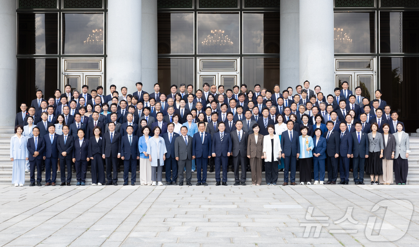 (서울=뉴스1) 이재명 기자 = 이재명 대통령이 29일 청와대 영빈관에서 열린 더불어민주당 의원 초청 오찬 간담회를 마친 후 참석 의원들과 기념촬영을 하고 있다. (대통령실 제공. …