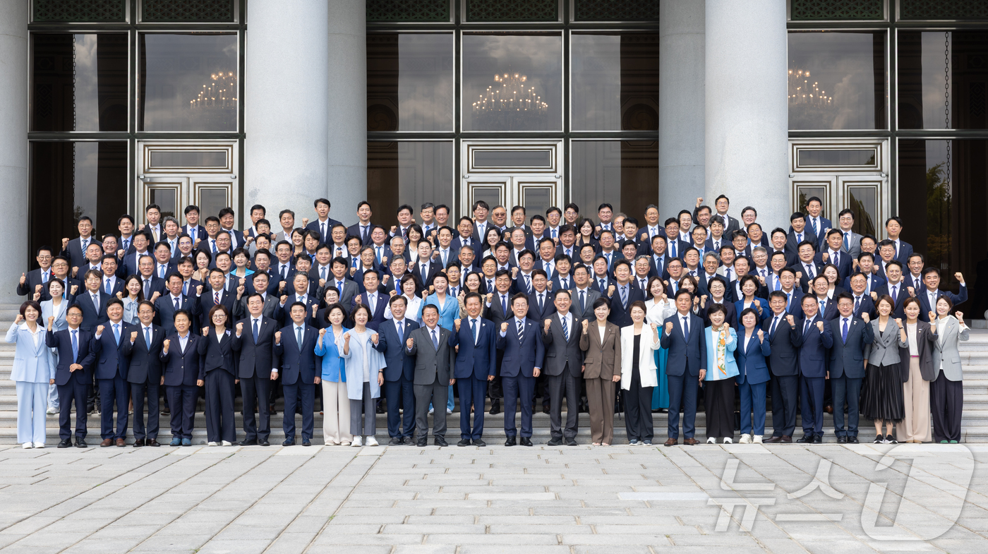 (서울=뉴스1) 이재명 기자 = 이재명 대통령이 29일 청와대 영빈관에서 열린 더불어민주당 의원 초청 오찬 간담회를 마친 후 참석 의원들과 기념촬영을 하고 있다. (대통령실 제공. …