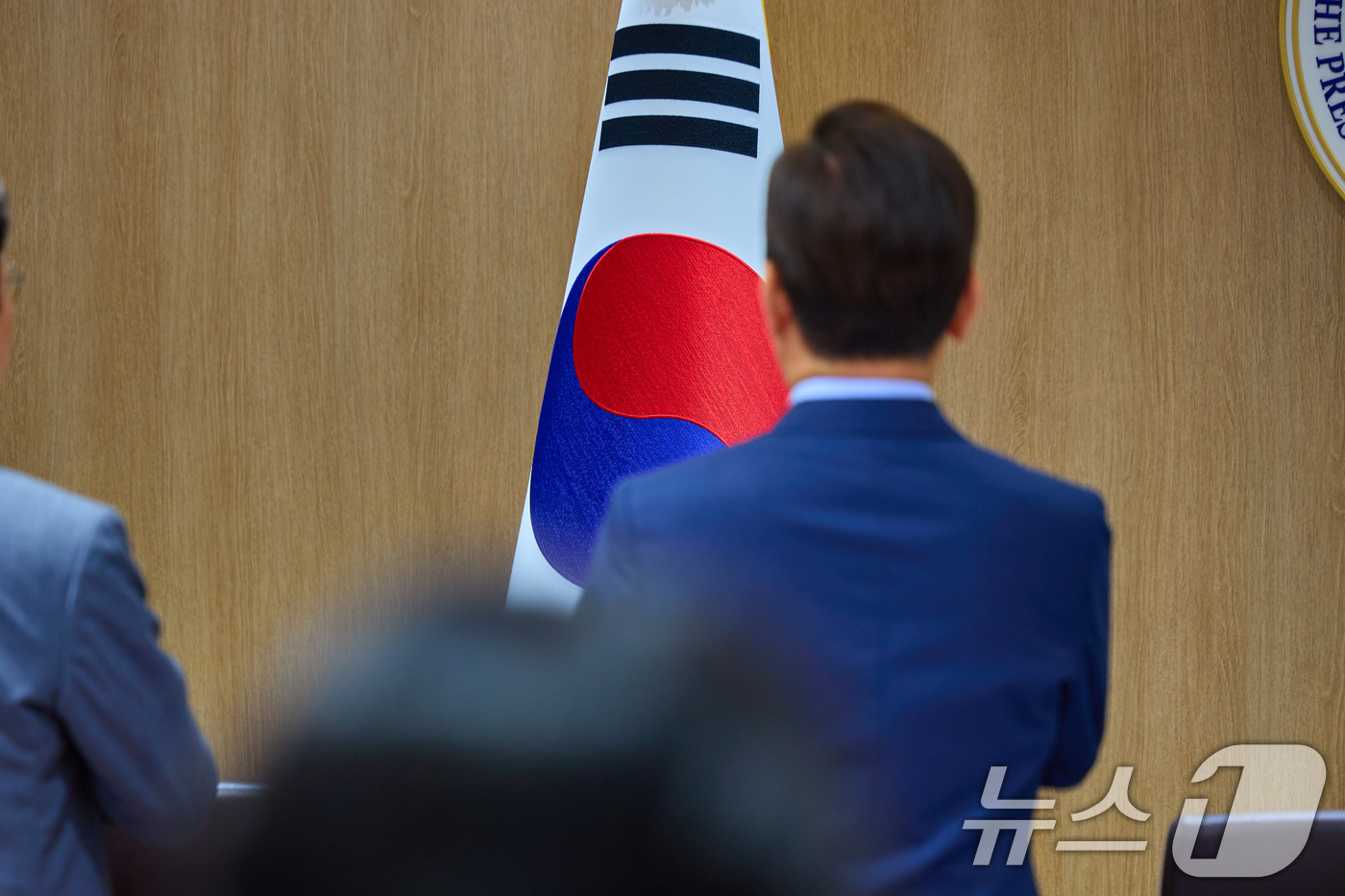 (서울=뉴스1) 이재명 기자 = 이재명 대통령이 29일 서울 용산 대통령실 청사에서 열린 임시 국무회의에서 국민의례를 하고 있다. (대통령실 제공. 재판매 및 DB 금지) 2025 …