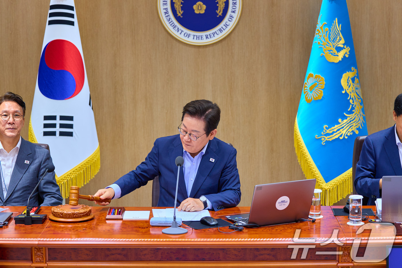 (서울=뉴스1) 이재명 기자 = 이재명 대통령이 29일 서울 용산 대통령실 청사에서 열린 임시 국무회의에서 의사봉을 두드리고 있다. (대통령실 제공. 재판매 및 DB 금지) 202 …