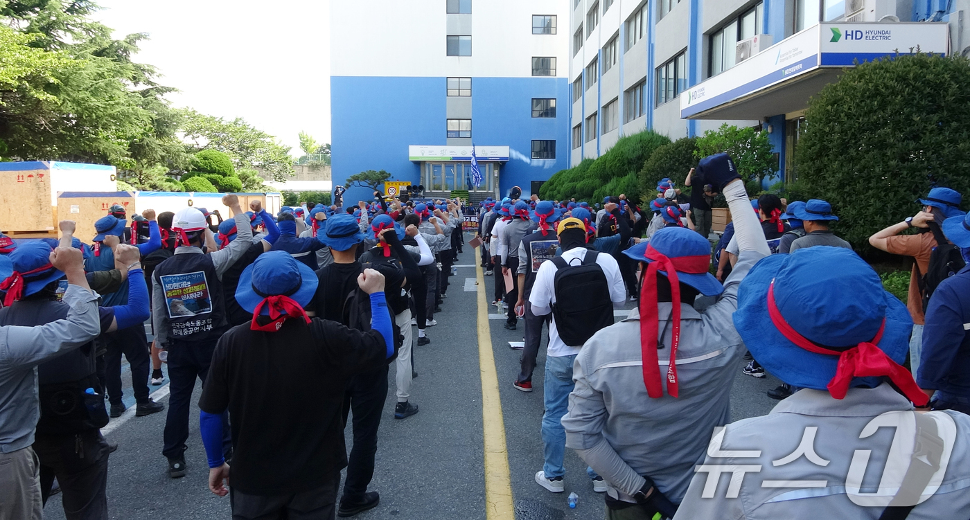 (울산=뉴스1) 조민주 기자 = HD현대중공업 노조 조합원들이 29일 울산조선소에서 파업 집회를 하고 있다. 노조는 이날 오후 1시부터 전 조합원 4시간 부분 파업 지침을 내렸다. …
