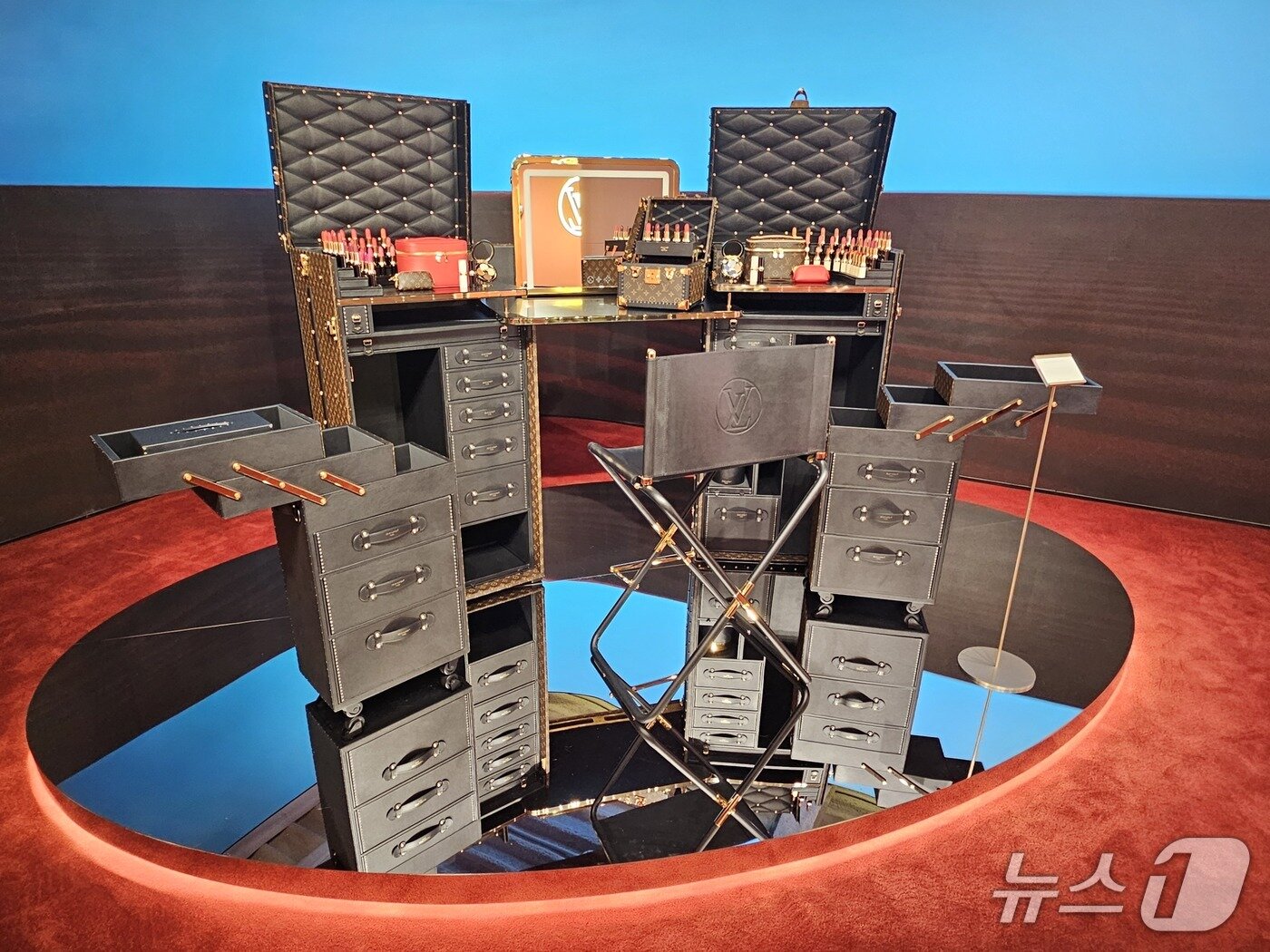 본문 이미지 - 라보떼 루이비통 론칭 기념 팝업 스토어. 화장대 형태의 메이크업 트렁크. 가격은 5억 8000만원이 넘는다.ⓒ 뉴스1/김진희 기자.