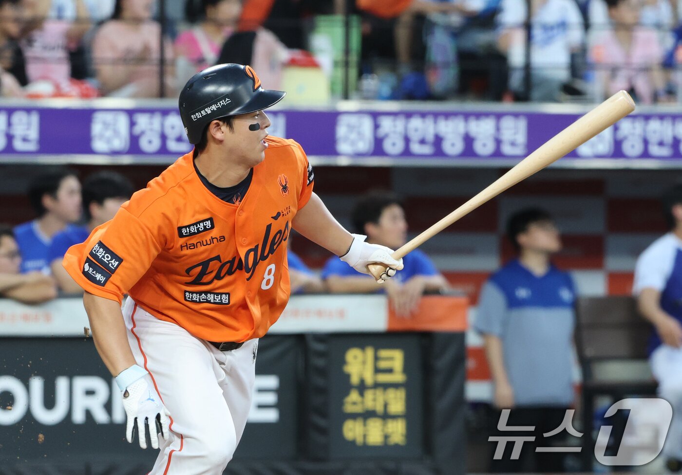 본문 이미지 - 29일 대전 한화생명 볼파크에서 열린 프로야구 &#39;2025 신한 SOL뱅크 KBO 리그&#39; 삼성 라이온즈와 한화 이글스의 경기에서 1회말 무사 만루 상황 한화 노시환이 1타점 내야 땅볼을 치고 있다. 2025.8.29/뉴스1 ⓒ News1 김기태 기자