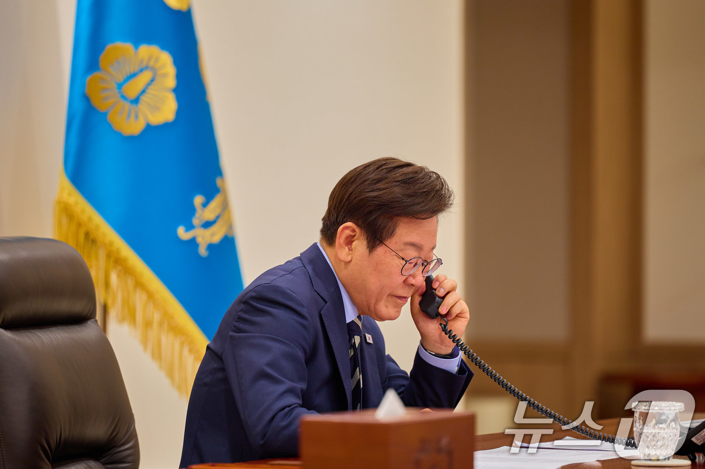 (서울=뉴스1) 이재명 기자 = 이재명 대통령이 29일 서울 용산 대통령실 청사에서 세르다르 베르디무하메도프 투르크메니스탄 대통령과 전화 통화를 하고 있다. (대통령실 제공. 재판 …