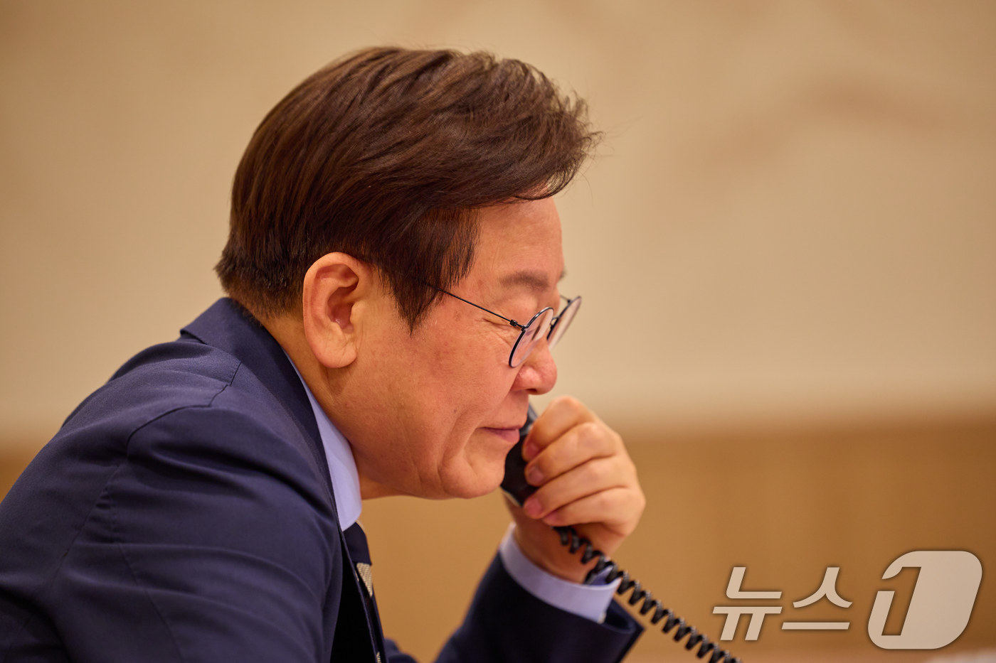 (서울=뉴스1) 이재명 기자 = 이재명 대통령이 29일 서울 용산 대통령실 청사에서 세르다르 베르디무하메도프 투르크메니스탄 대통령과 전화 통화를 하고 있다. (대통령실 제공. 재판 …