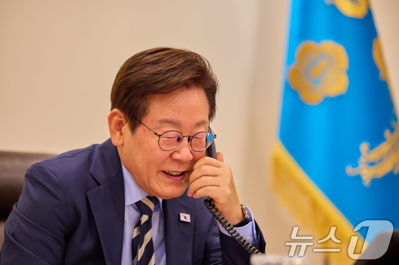 (서울=뉴스1) 이재명 기자 = 이재명 대통령이 29일 서울 용산 대통령실 청사에서 세르다르 베르디무하메도프 투르크메니스탄 대통령과 전화 통화를 하고 있다. (대통령실 제공. 재판 …