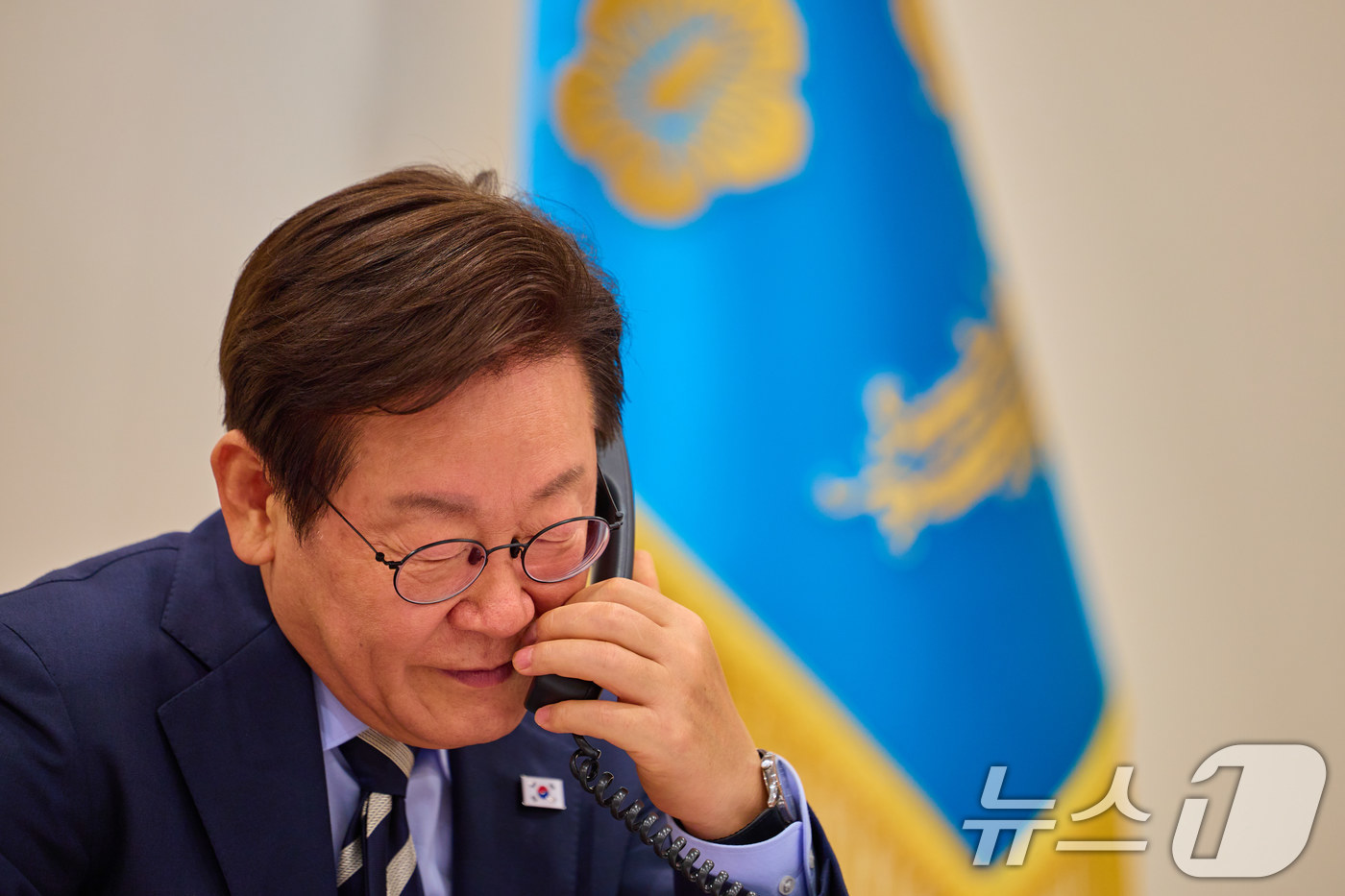 (서울=뉴스1) 이재명 기자 = 이재명 대통령이 29일 서울 용산 대통령실 청사에서 세르다르 베르디무하메도프 투르크메니스탄 대통령과 전화 통화를 하고 있다. (대통령실 제공. 재판 …