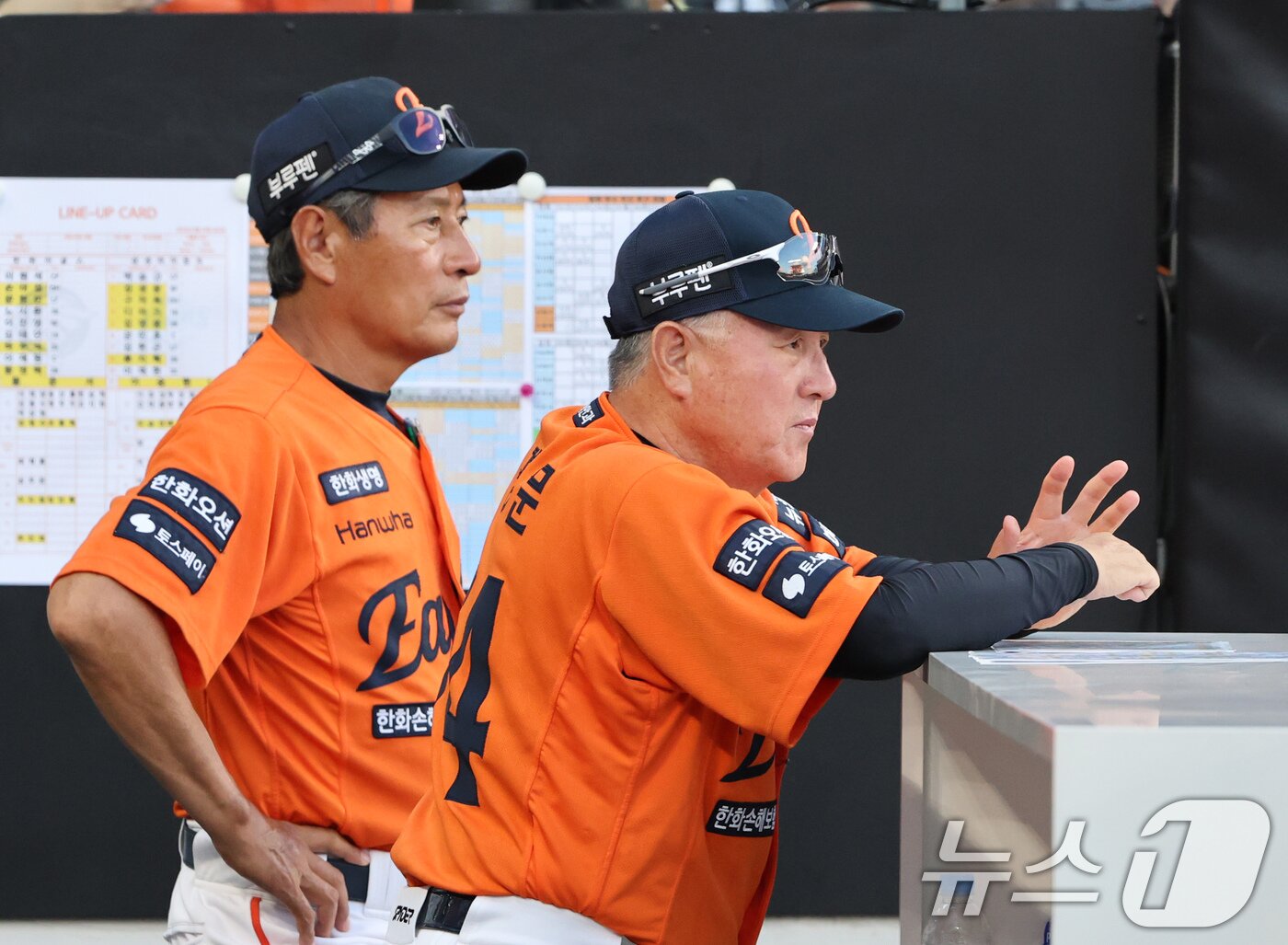 본문 이미지 - 한화 이글스 김경문 감독&#40;오른쪽&#41;. 2025.8.29/뉴스1 ⓒ News1 김기태 기자