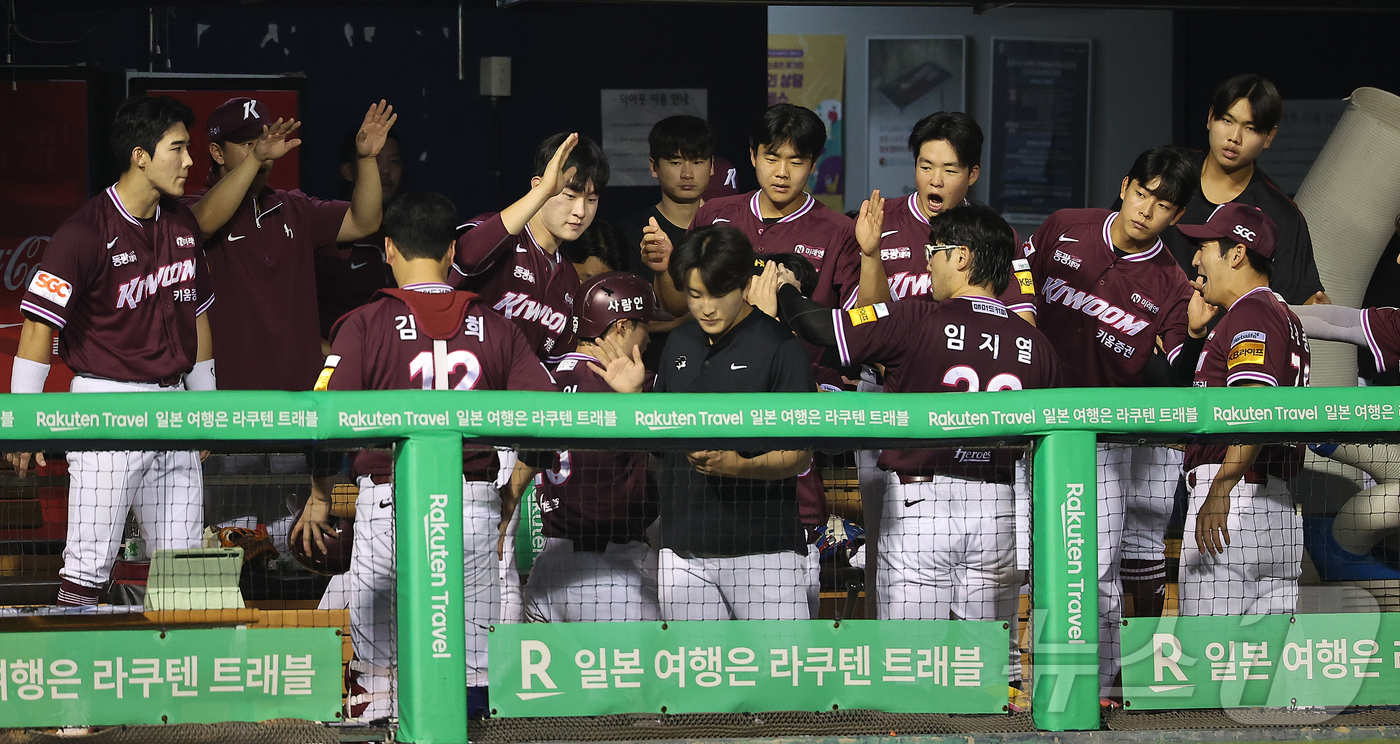 (서울=뉴스1) 김진환 기자 = 29일 오후 서울 송파구 잠실야구장에서 열린 프로야구 '2025 신한 SOL뱅크 KBO 리그' 키움 히어로즈와 LG 트윈스의 경기, 키움 주성원이 …