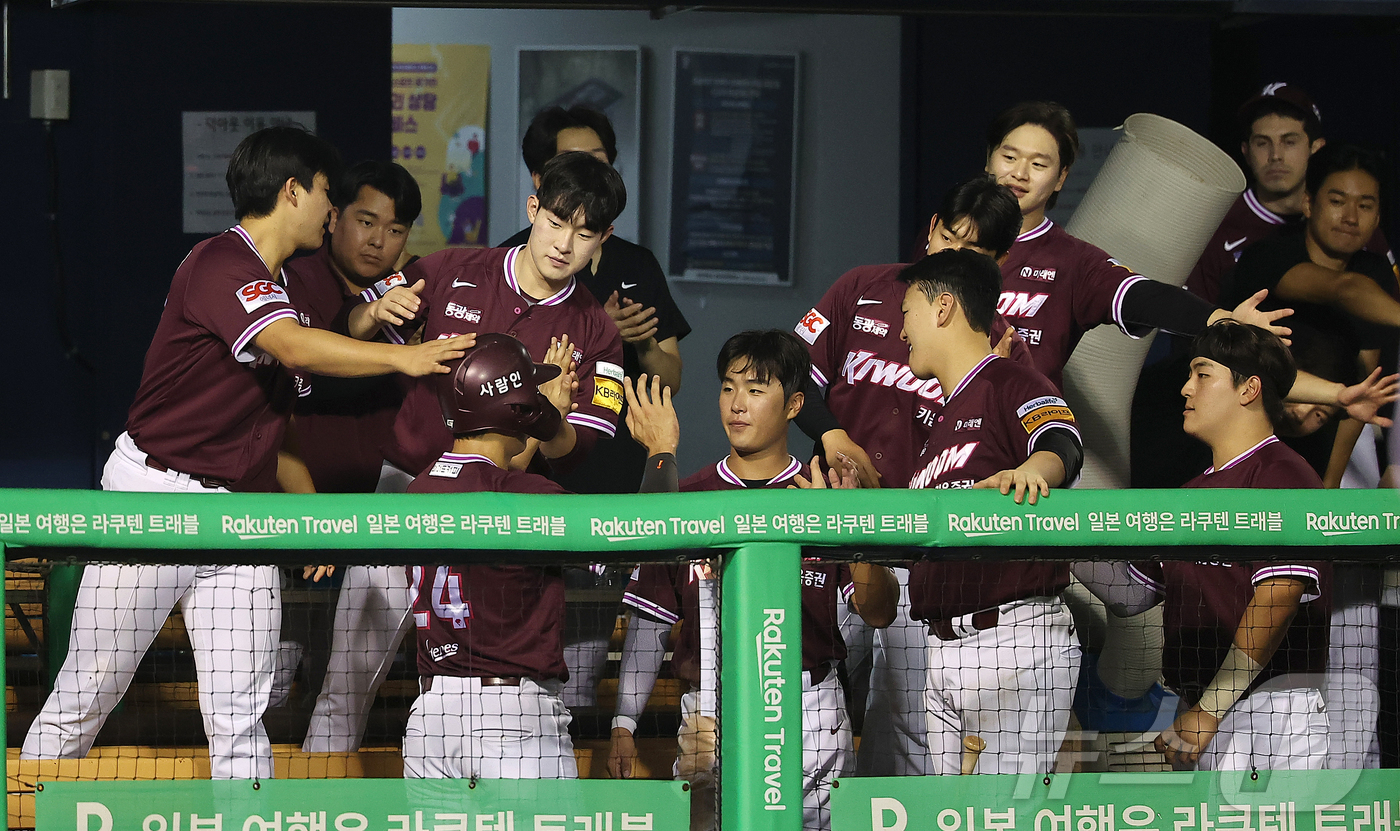 (서울=뉴스1) 김진환 기자 = 29일 오후 서울 송파구 잠실야구장에서 열린 프로야구 '2025 신한 SOL뱅크 KBO 리그' 키움 히어로즈와 LG 트윈스의 경기, 키움 송성문이 …