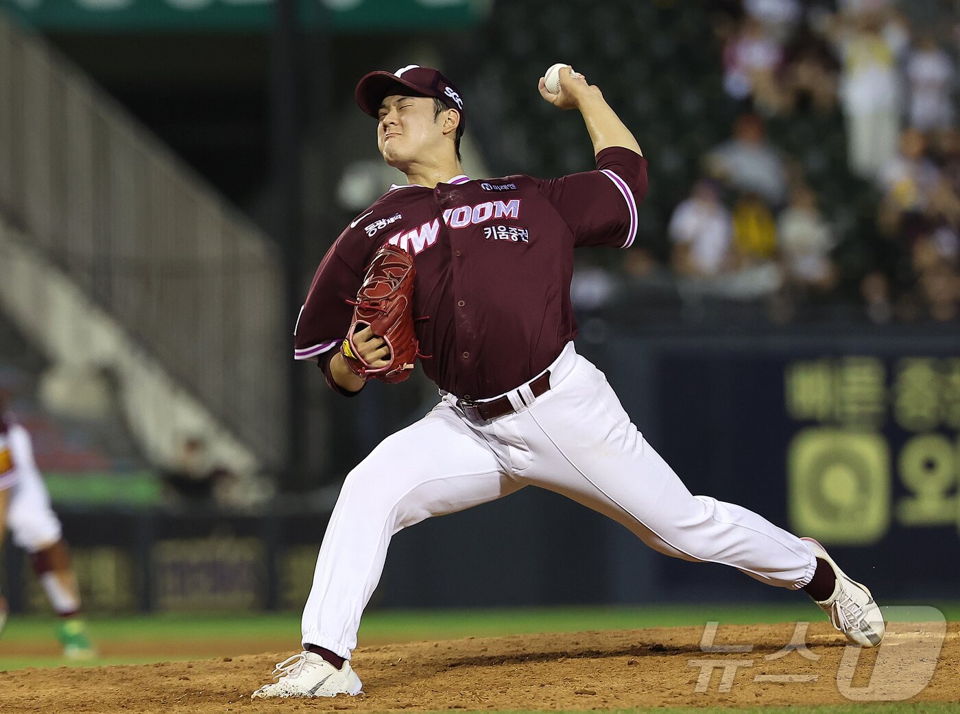 본문 이미지 - 29일 오후 서울 송파구 잠실야구장에서 열린 프로야구 &#39;2025 신한 SOL뱅크 KBO 리그&#39; 키움 히어로즈와 LG 트윈스의 경기, 키움 선발 정현우가 5회말 등판해 힘차게 공을 던지고 있다. 2025.8.29/뉴스1 ⓒ News1 김진환 기자